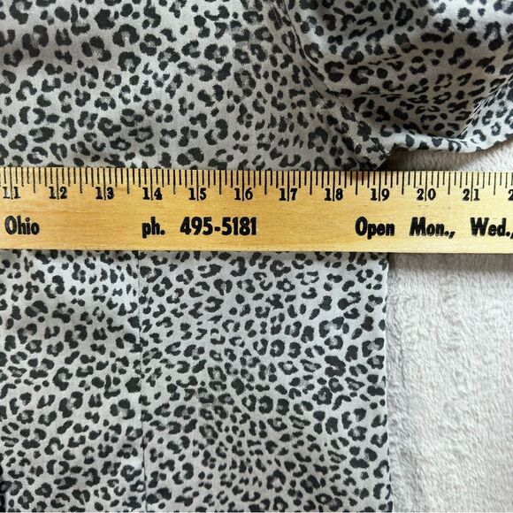 Chico’s No Iron Coolmax All Season Button Up Shirt Gray Leopard Career Women’s S - Picture 3 of 7